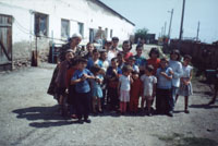 Bambini di un insediamento spontaneo che vivono in una fabbrica abbandonata.