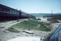 Campo profughi nei pressi di Karabulak (Inguscezia). Il treno, composto da parecchie decine di vagoni, ospita 7300 persone.