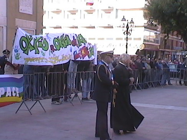 4 Novembre 2001: Durante le celebrazioni militari i Pacifisti di Taranto dicono il loro no alla guerra in Piazza della Vittoria