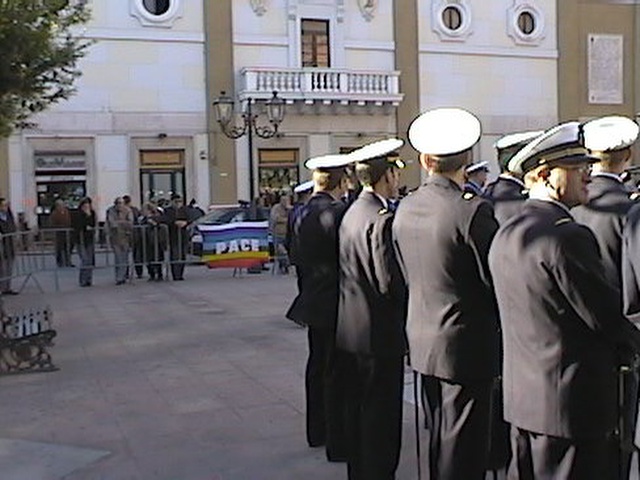 4 Novembre 2001: Durante le celebrazioni militari i Pacifisti di Taranto dicono il loro no alla guerra in Piazza della Vittoria