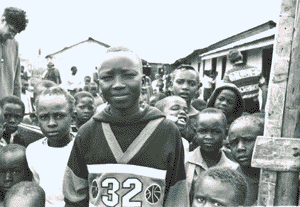 Paolino circondato dai bambini del centro di Kivuli