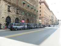 Genova, 20 luglio. Polizia schierata su via XX settembre in attesa dell'arrivo del corteo dei Social Forum.
