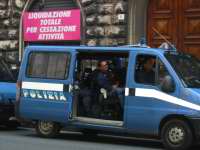Genova, 20 luglio. Polizia schierata su via XX settembre in attesa dell'arrivo del corteo dei Social Forum.