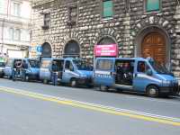 Genova, 20 luglio. Polizia schierata su via XX settembre in attesa dell'arrivo del corteo dei Social Forum.