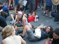 Genova, 20 luglio. Gruppi di ragazzi nei pressi di piazza Verdi attendono la partenza del corteo.