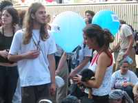 Genova, 20 luglio. Gruppi di ragazzi nei pressi di piazza Verdi attendono la partenza del corteo.