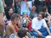 Genova, 20 luglio. Gruppi di ragazzi nei pressi di piazza Verdi attendono la partenza del corteo.