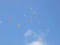 Genova, 20 luglio 2002, h. 17,27. Il cielo si riempie di palloncini colorati per ricordare Carlo Giuliani.