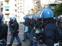 Genova, 20 luglio h. 18.00 circa. Corteo organizzato dal centro sociale "Inmensa", da piazza Giusti al carcere di Marassi. Le forze dell'ordine si schierano alla testa del corteo.