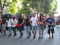 Genova, 20 luglio h. 18.00 circa. Corteo organizzato dal centro sociale "Inmensa", da piazza Giusti al carcere di Marassi. La testa del corteo.