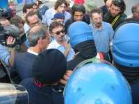 Genova, 20 luglio h. 18.00 circa. Corteo organizzato dal centro sociale "Inmensa", da piazza Giusti al carcere di Marassi. Trattativa con le forze dell'ordine per proseguire dopo il lancio di alcuni sassi da parte dei manifestanti.