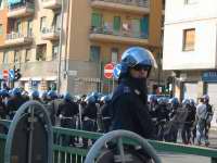 Genova, 20 luglio h. 18.00 circa. Corteo organizzato dal centro sociale "Inmensa", da piazza Giusti al carcere di Marassi.