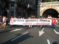 Genova, 20 luglio 2002, h. 18,30 circa. Il corteo dei Social Forum da Piazza Verdi a Piazza Caricamento.