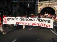 Genova, 20 luglio 2002, h. 18,30 circa. Il corteo dei Social Forum da Piazza Verdi a Piazza Caricamento.