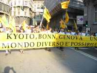 Genova, 20 luglio 2002, h. 18,30 circa. Il corteo dei Social Forum da Piazza Verdi a Piazza Caricamento.