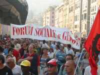 Genova, 20 luglio 2002, h. 18,30 circa. Il corteo dei Social Forum da Piazza Verdi a Piazza Caricamento.