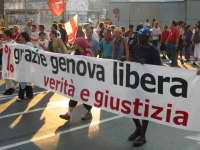 Genova, 20 luglio 2002, h. 18,30 circa. Il corteo dei Social Forum da Piazza Verdi a Piazza Caricamento.
