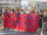 Genova, 20 luglio 2002, h. 18,30 circa. Il corteo dei Social Forum da Piazza Verdi a Piazza Caricamento.