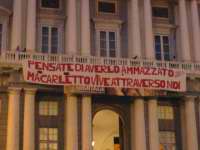 Genova, 20 luglio 2002, Piazza Matteotti h. 21 circa. Sulla facciata di Palazzo Ducale viene appeso uno striscione per ricordare Carlo Giuliani.