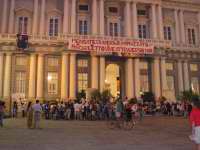 Genova, 20 luglio 2002, Piazza Matteotti h. 21 circa. Sulla facciata di Palazzo Ducale viene appeso uno striscione per ricordare Carlo Giuliani.