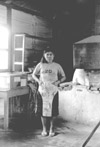 Lavoratrice in un laboratorio della missione